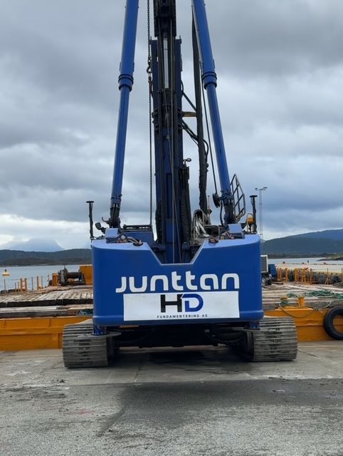 Junttan pelerigg med HD-logo på kaia